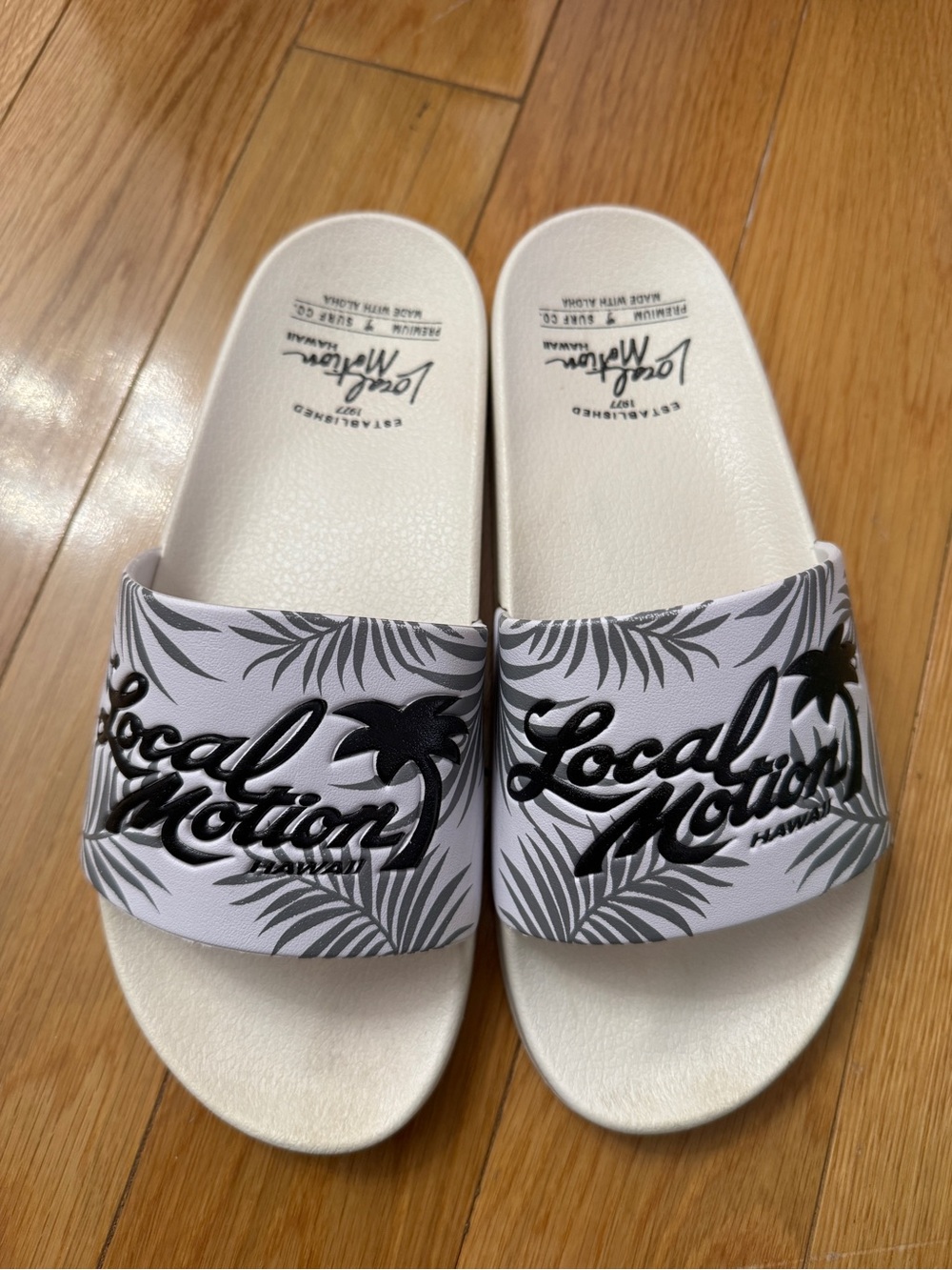 Local Motion Hawaii Women’s White Slide Sandals with Gray Palm Print 8